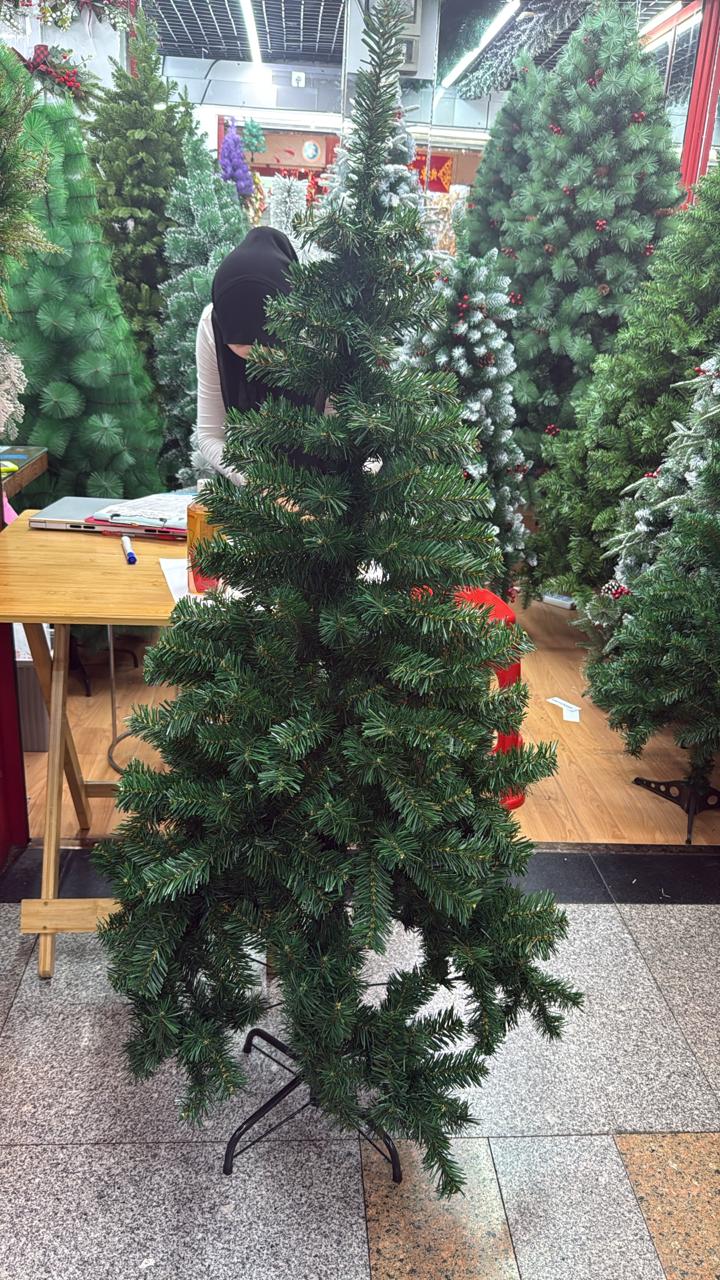 Classic 1.5m Artificial Christmas Tree β Dense Green Foliage  Festive Centerpiec