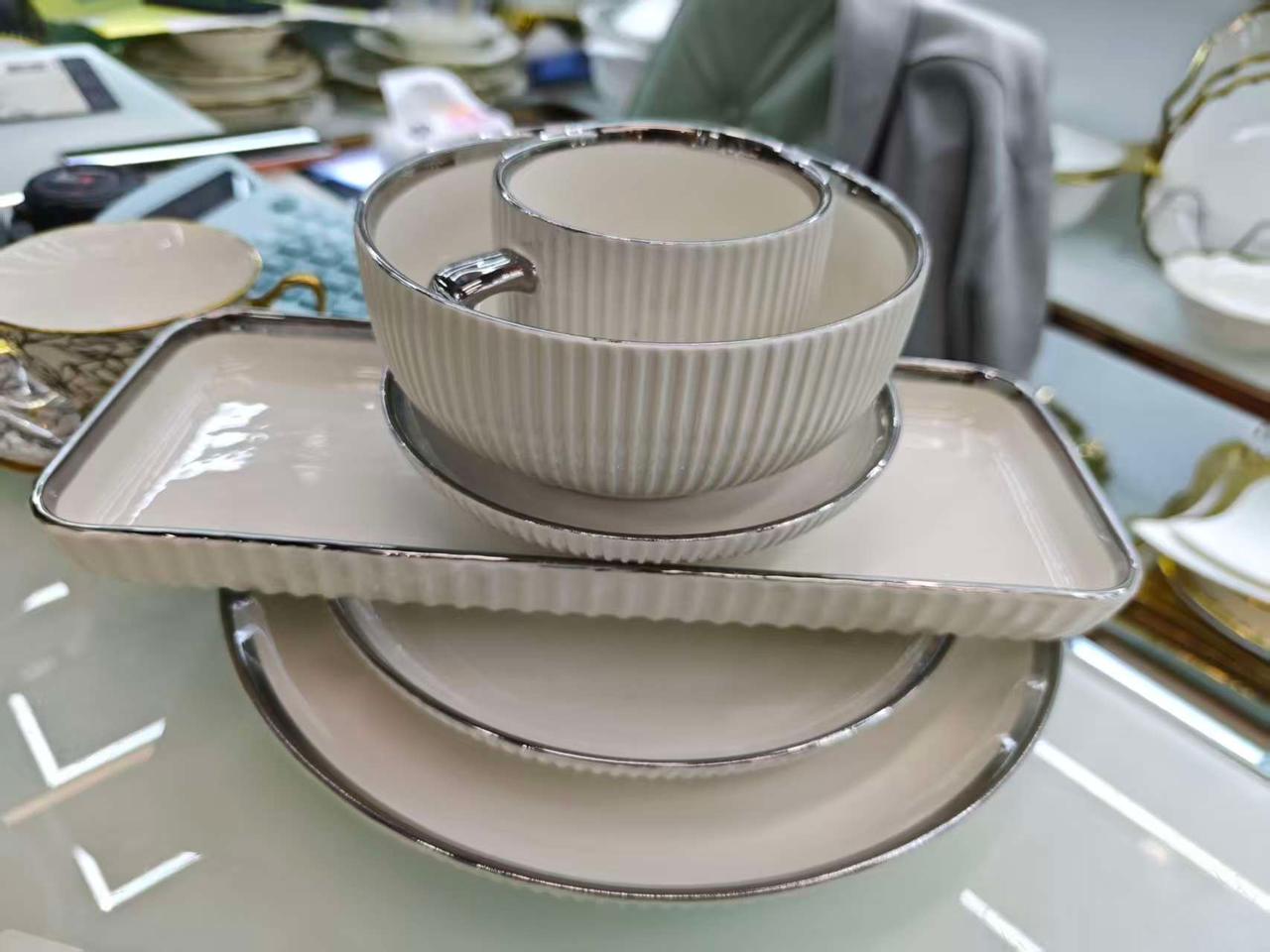 32 pc dinner set silver Lined