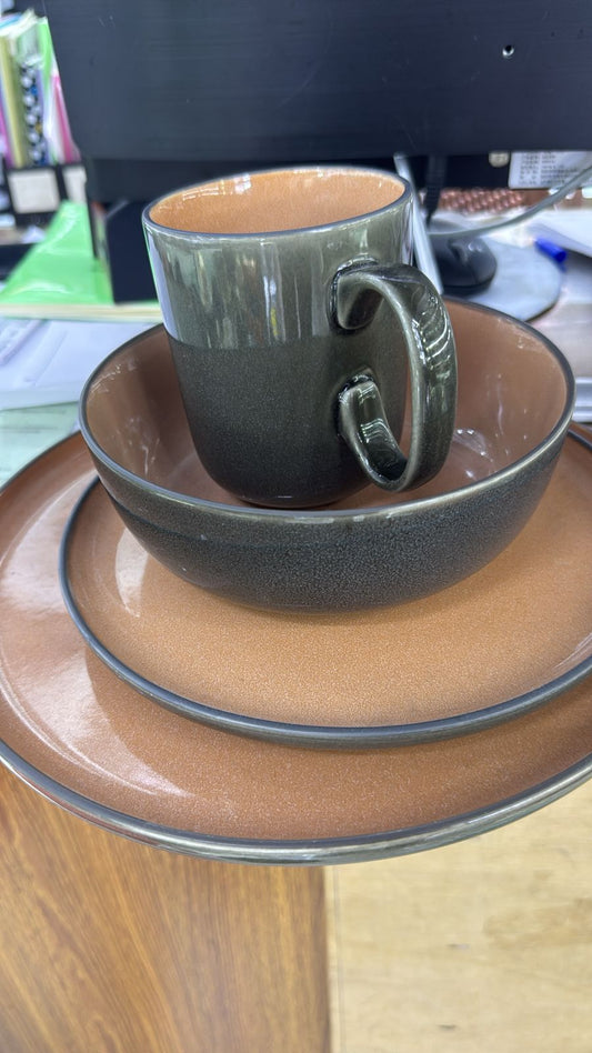4 cups, 4 bowls. 4 side plates and 4 big plates (16 pc set). Brown color.