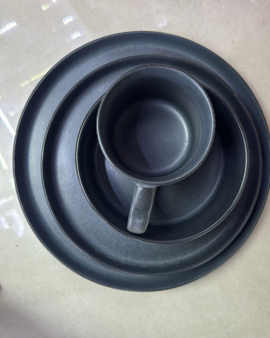 4 cups, 4 bowls. 4 side plates and 4 big plates -16 pc set. Dark grey