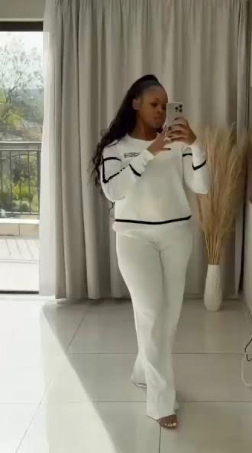 2 pc classy set Available in black, white , and suitable for ladies size 8, 10, 12,14,16