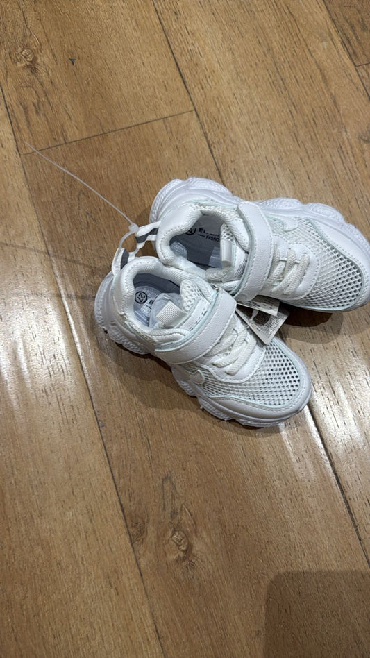 Small- fit shoe for baby girl